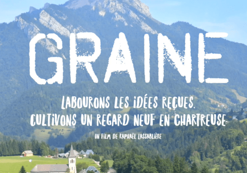 L'affiche du film : un village de Chartreuse au 1er plan et une montagne à l'arrière plan