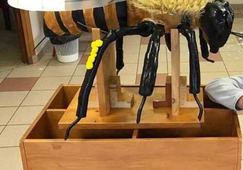 Maquette d'une abeille utilisée pour l'atelier