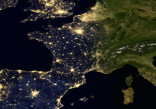 Image satellite Europe la nuit avec les points lumineux