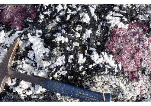 Pegmatite a Eudialyte