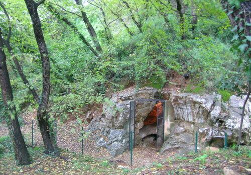 La grotte du Vallonnet à Roquebrune-Cap-Martin (Alpes-Martitimes), l'un des plus anciens sites préhistoriques d'Europe 