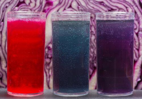 Cocktail scientifique avec du chou rouge