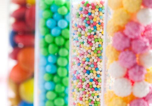 Quatre contenants remplis de bonbons colorés