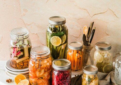 bocaux en verre  de différents aliments fermentés
