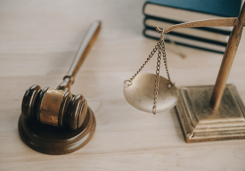 Marteau et balance représentant la justice
