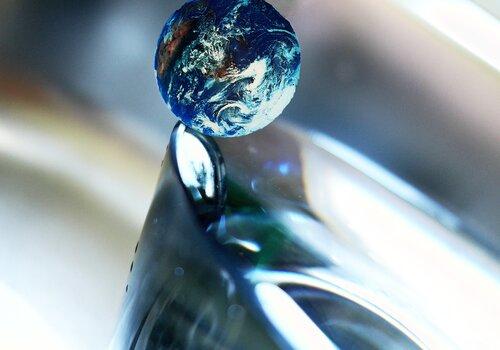Une goutte d'eau en forme de planète Terre