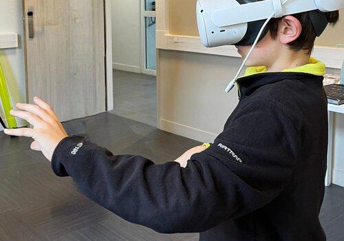 enfant avec un casque de réalité virtuelle qui lui permet d'explorer le plancton marin