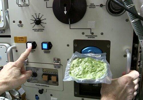 manger chaud dans lespace, utiliser un micro-onde ? du quotiden à l'ISS