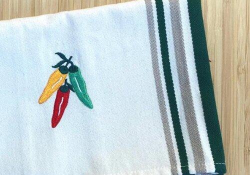 Torchon brodé motif piments colorés