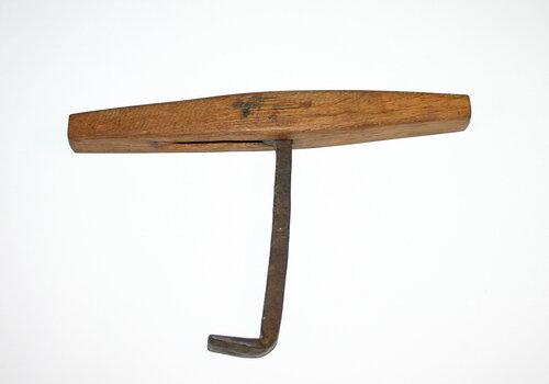 Tiretoire (chien de tonnelier), Métal et bois 18 x 30 x 35 cm Coll. Musée de la Loire, COATP 956.1.47 © Musée de la Loire, Ville de Cosne-Cours-sur-Loire