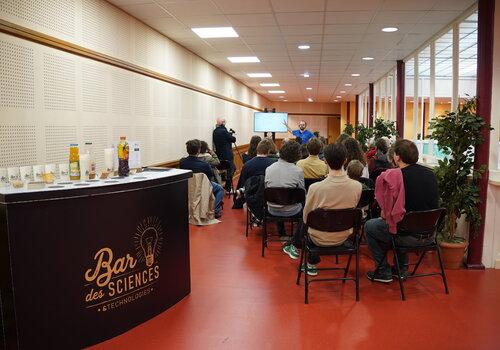 Le conférencier parle devant son public