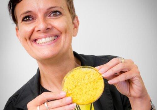 Audrey Dussutour tenant une boite de pétri dans ses mains contenant un blob