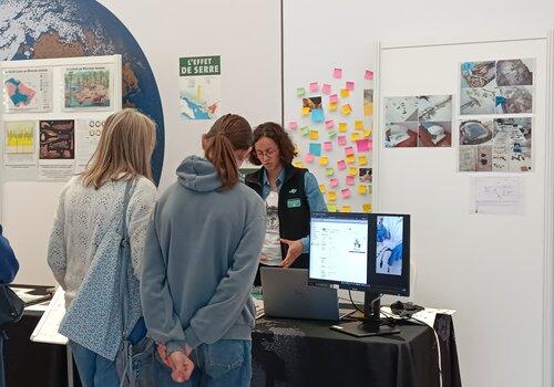 un stand avec une chargée de collections du MOBE