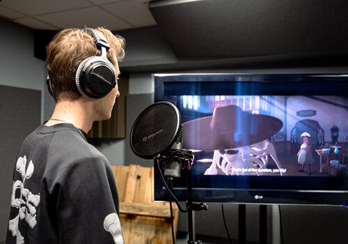 Étudiant en enregistrement audio dans un studio de Music & Sound Design à ISART Digital