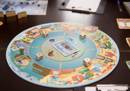Participants jouant à un jeu de société lors du jury "jeu de plateau" à ISARTital.