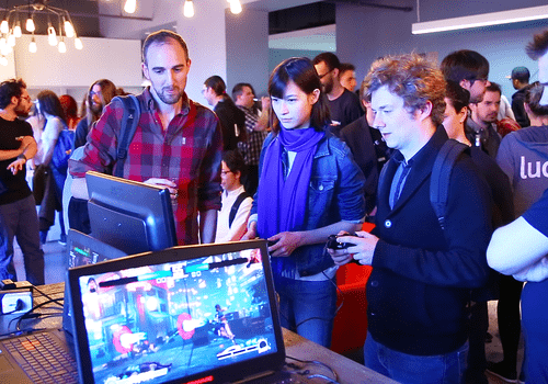 Visiteurs découvrant et testant des jeux vidéo lors d’un événement organisé par ISART Digital