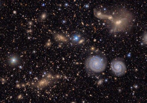 Cette image capture une petite section de la vue de l’Observatoire Vera C. Rubin de la NSF–DOE sur l’amas de la Vierge, offrant un aperçu vivant de la diversité du cosmos.