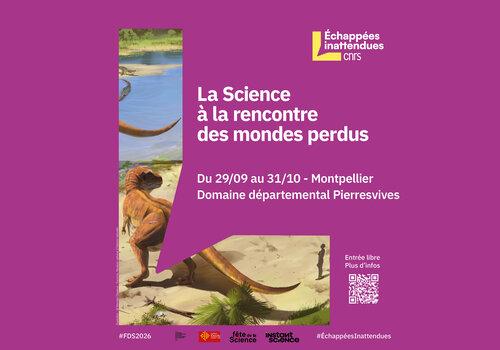 Dinosaures près d'un plan d'eau où se trouvent de crocodiles et une personne debout à distance sur un terrain sablonneux entouré de végétation
