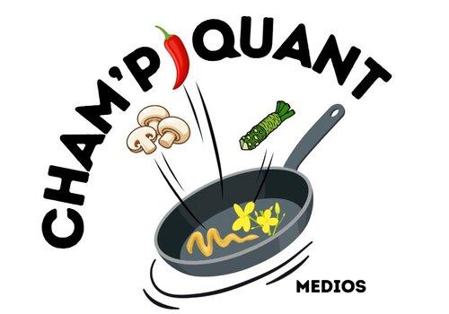 Poele qui contient de la moutarde ainsi que sa fleur, et qui fait sauter un champignon, une racine de wasabi et un piment. Le nom du stand est écrit et le "i" de Cham'piquant est remplacé par le piment qui s'envole.