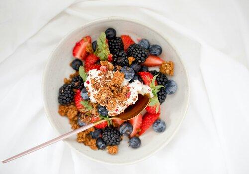 Salade de fruits dans un bol en céramique blanche