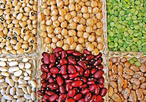 Différentes légumineuses : haricots, pois chiches, pois cassés