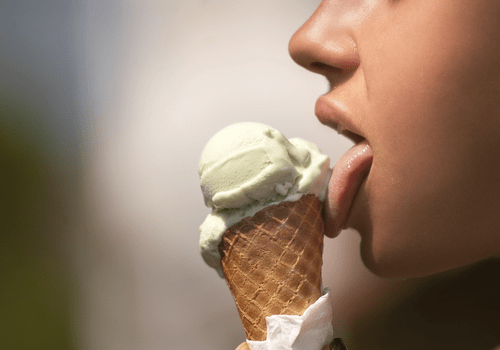 quelqu'un lèche une glace