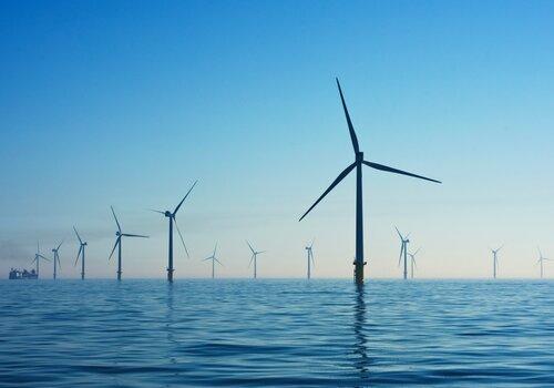 Un champs d'éoliennes en mer