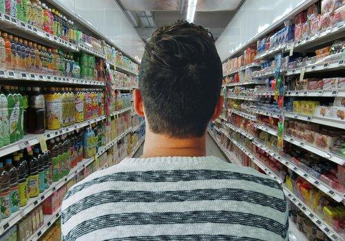 Homme de dos dans un rayon de supermarché