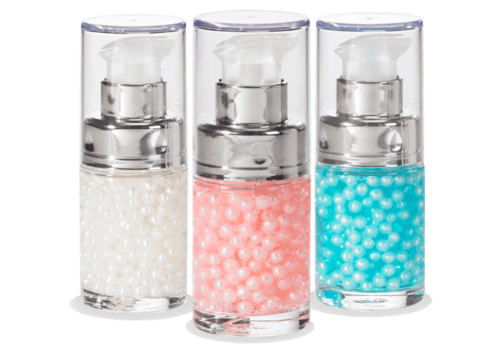 Trois flacons de sérum cosmétique transparents renfermant des perles blanches, roses et turquoise en suspension.