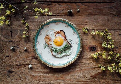 Oeuf au plat dans assiette ancienne