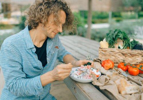 Personne mangeant une salade de tomates