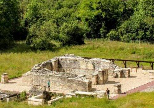 Vue du site archéologique des Vaux-de-la-Celle dans le Vexin français, entre ruines gallo-romaines et paysage naturel