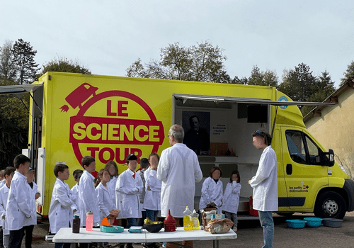 Equipe de petit scientifique devant le Camion des petits debrouillards