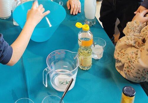 Enfants faisant des expériences avec des ingrédients alimentaires.