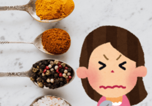 Des cuillères avec des épices et une petite fille qui fait la grimace avec une cuillère à la main