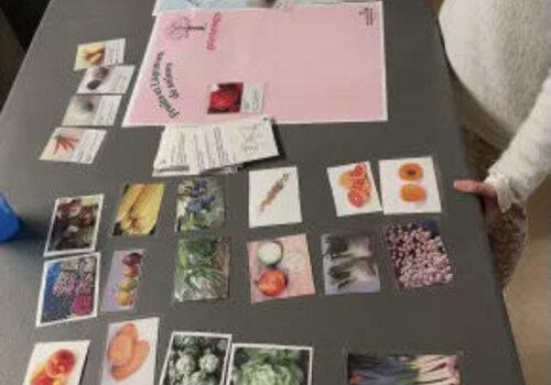 stand avec des illustrations d'aliments