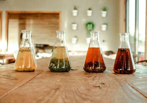 Série de 4 contenants en verre remplis d'aliments et de liquides colorés