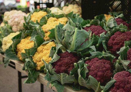 Un étal de choux-fleurs aux couleurs variées
