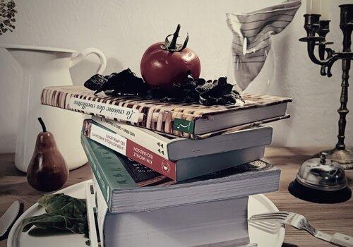 des livres sur une assiette