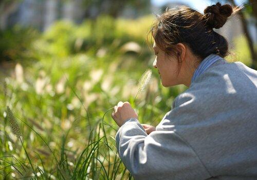 Une femme assise dans un champ d'herbe