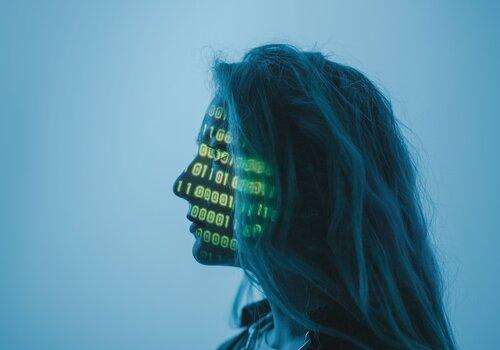 Projection de codes binaires sur le visage d'une femme