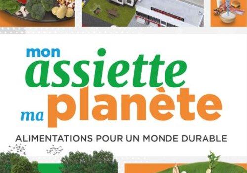 Une grande illustration rassemblant des champs cultivés, des fruits et légumes, des aliments transformés et une exploitation.