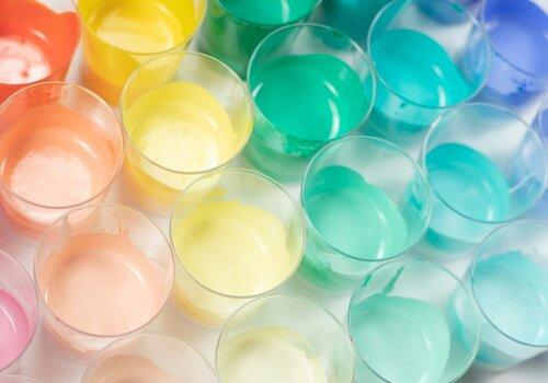 Gobelets transparent remplis de liquides de différentes couleurs