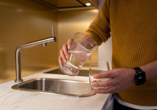 Verres d'eau devant robinet