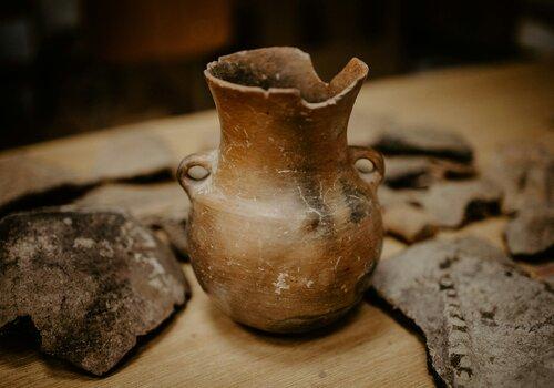 Image de vase reconstiuté lors de fouille archéologique