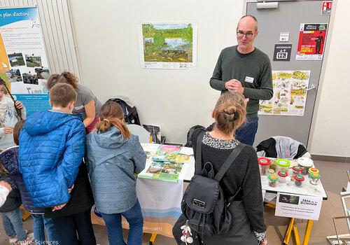 Le stand du Conservatoire d'espaces naturels animé par un salarié