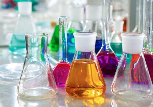 flacons de laboratoire en verre avec des produits colorés