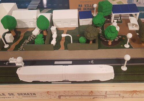 Maquette d'un quartier avec des maisons et des jardins arborés. Les différents éléments ont été choisis et posés par des enfants lors de l'atelier.