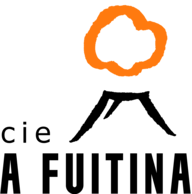Logo indiquant "Cie A Fuitina" avec l'image d'un volcan soufflant un nuage orange