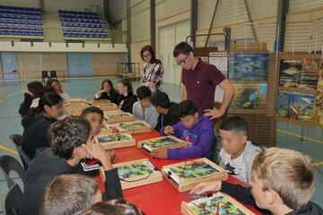 Elèves plongeurs animant l'atelier face aux scolaires